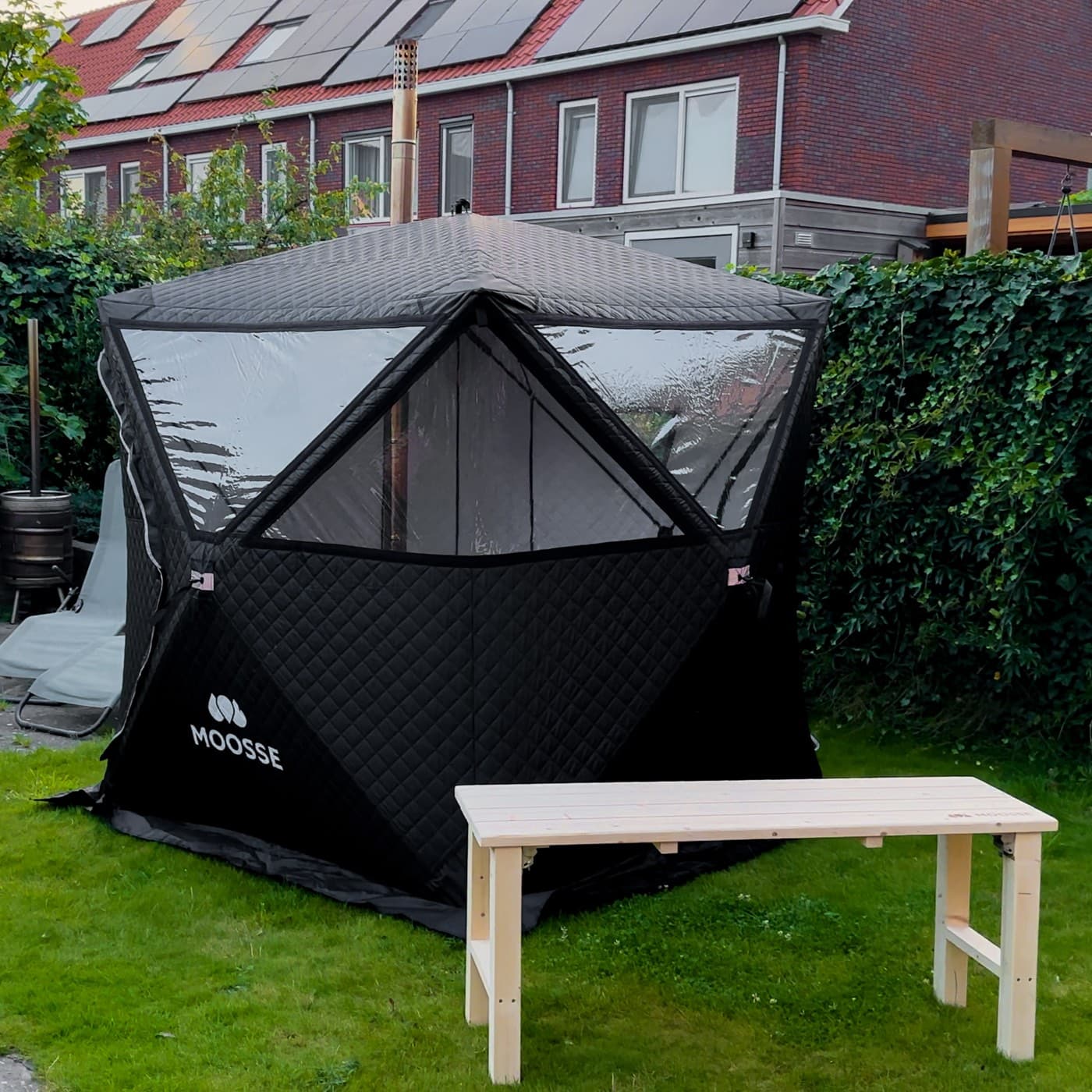 Saunatent in een kleine stadstuin