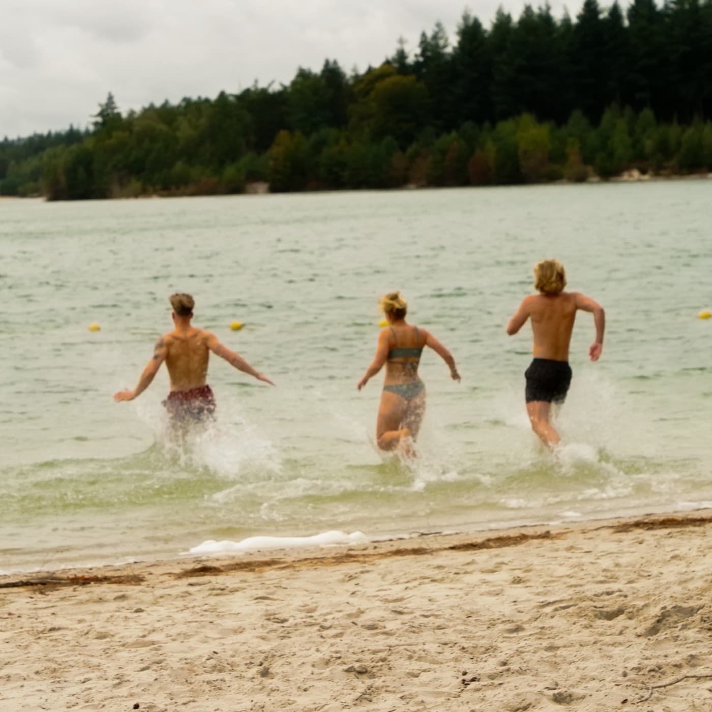 Afkoelen in het meer na de sauna