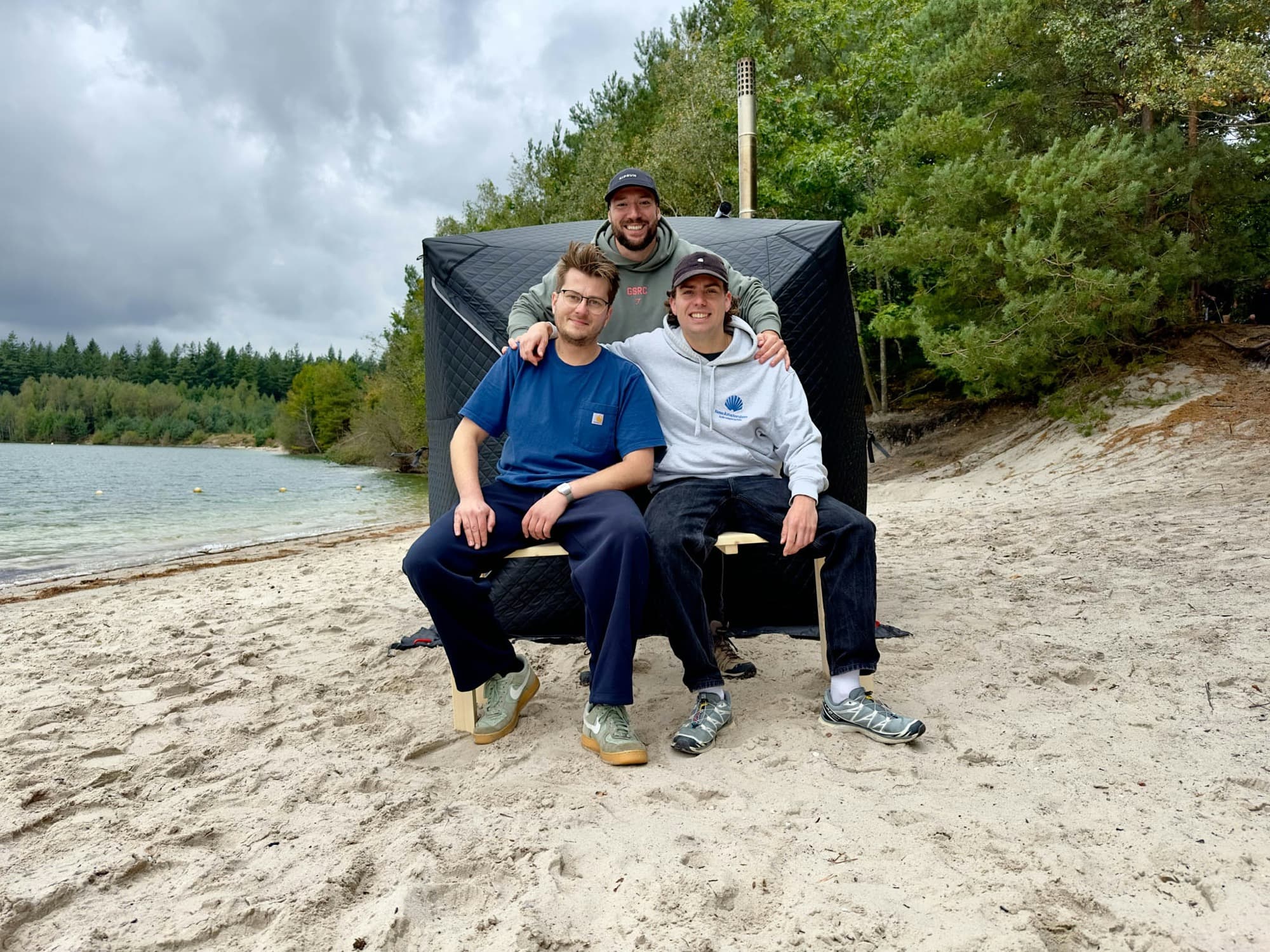 Aymar, Deniz en Casper van MOOSSE bij een saunatent op het strand